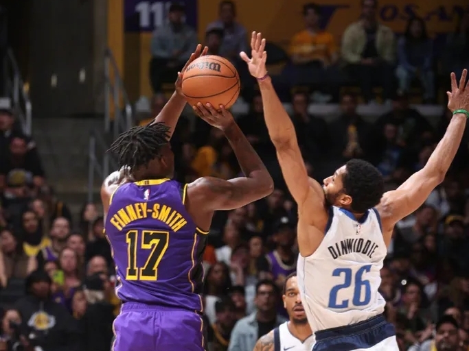 爱游戏体育-费德勒重要时刻比赛局势复杂，湖人带队取胜！