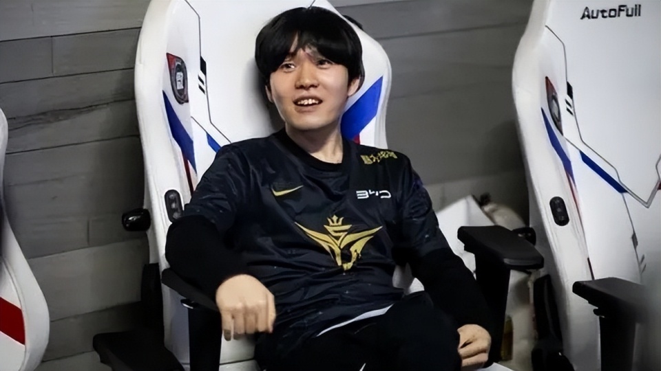 爱游戏-包含Rookie迎来二十赛季高光表现，FPX球迷沸腾！的词条